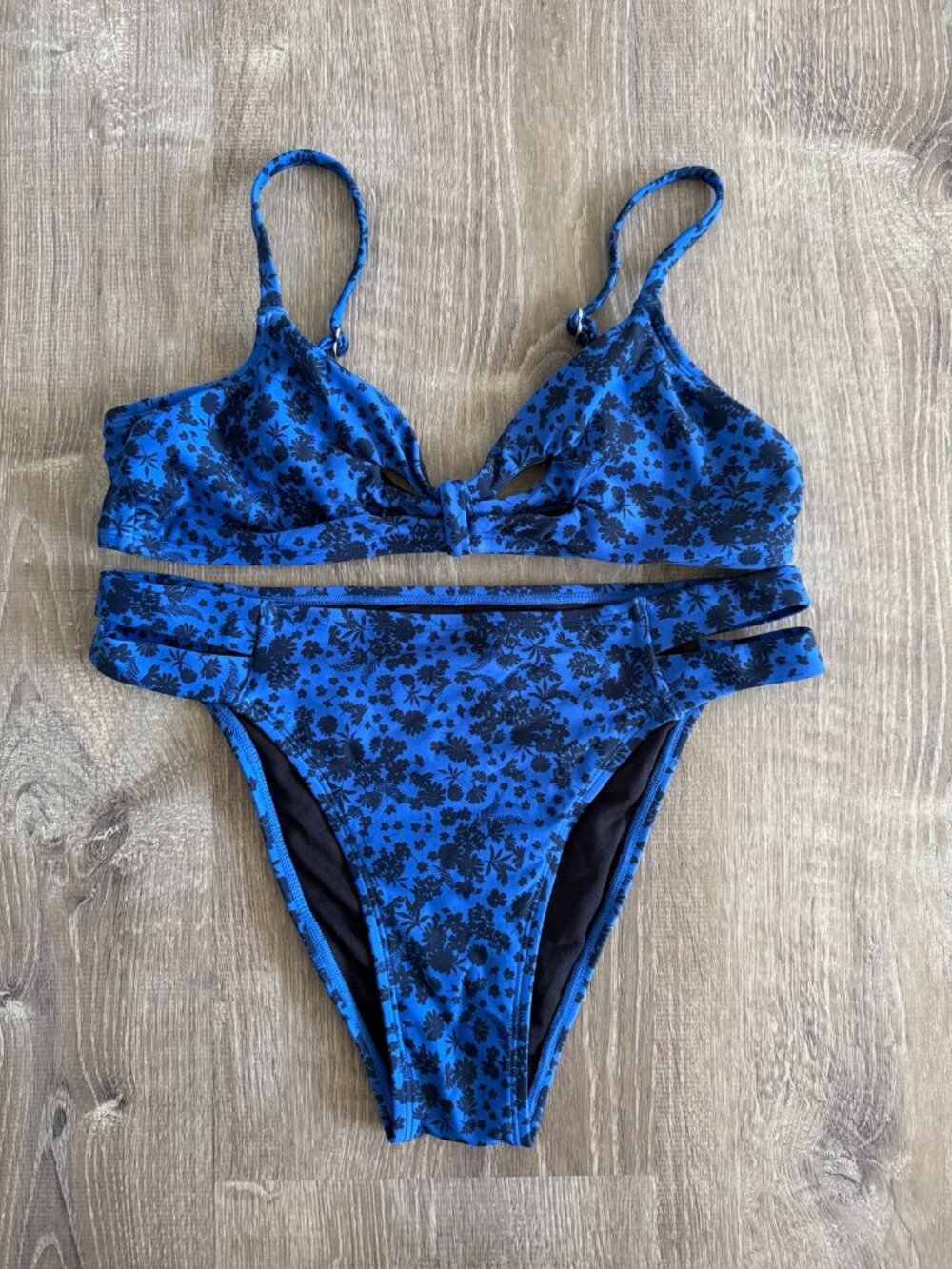 NWOT CUPSHE Bikini Swimsuit V Neck Cutout Cheeky Back Hooked Adjustable Closure